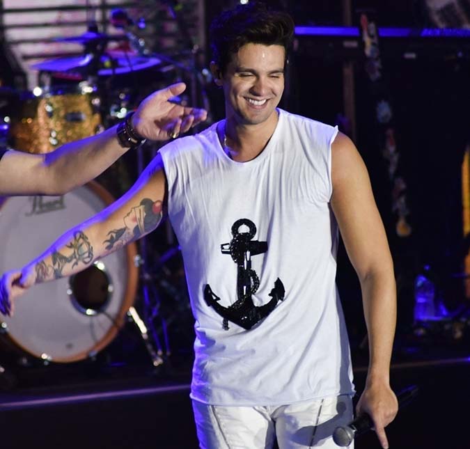 Luan Santana usa <i>look</i> igual de astro de <i>K-Pop</i> e viraliza na <i>web</i>