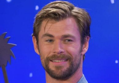 Chris Hemsworth compartilha clique da esposa afundando rosto de filho em bolo de aniversário