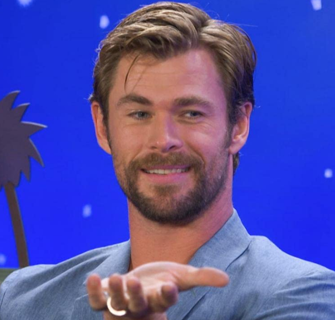 Chris Hemsworth compartilha clique da esposa afundando rosto de filho em bolo de aniversário