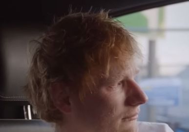 Ed Sheeran chora ao falar do diagnóstico de câncer da esposa em documentário