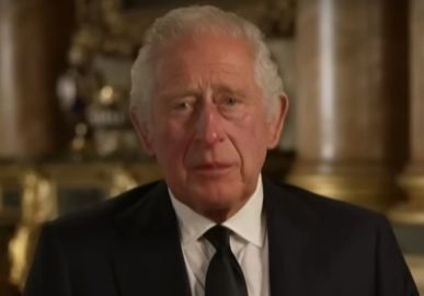 Rei Charles III resgata clique ao lado de sua mãe, Rainha Elizabeth II
