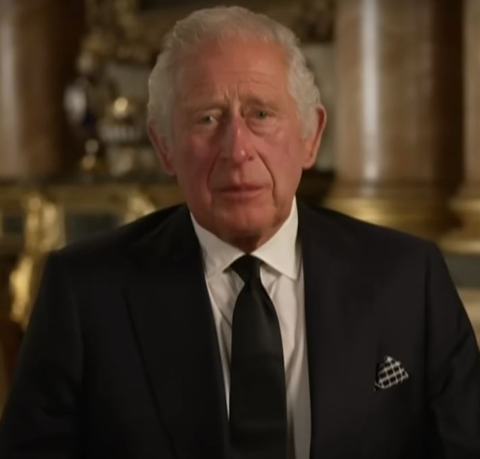 Rei Charles III resgata clique ao lado de sua mãe, Rainha Elizabeth II