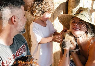 Se divertindo na lama e alimentando galinhas... Confira os momentos que o Zyan curtiu a natureza e explodiu o fofurômetro