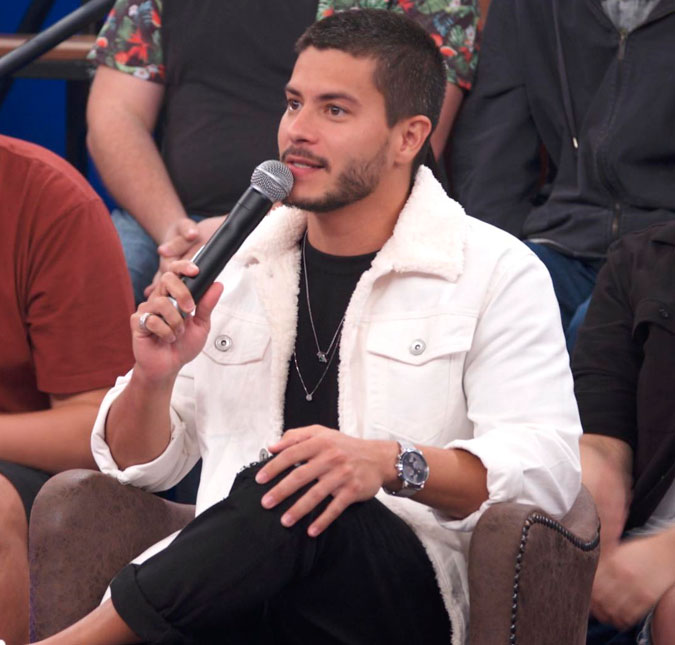 Arthur Aguiar atualiza como está a filha e conta que ela iria dormir em sua casa: - <i>Provavelmente não deve vir hoje</i>