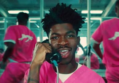 Lil Nas X que vai se apresentar no <i>Lollapalooza</i> diverte seguidores ao confundir cachorro com capivara
