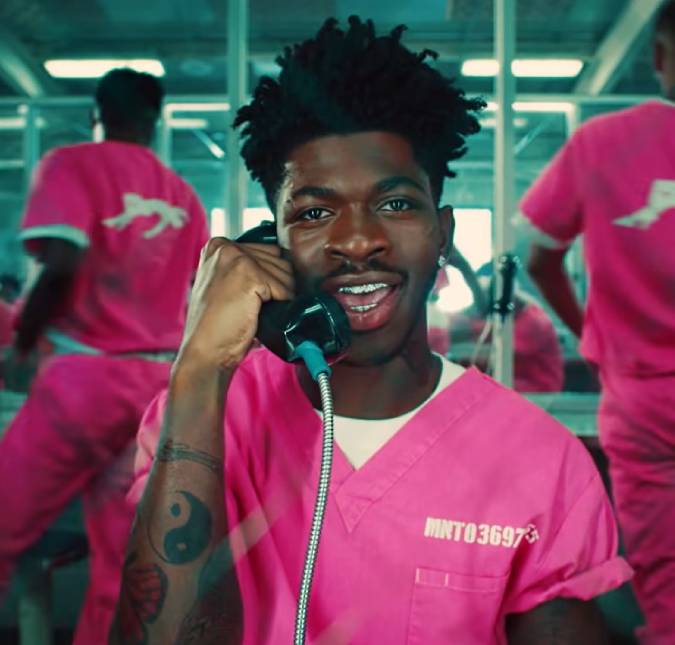 Lil Nas X que vai se apresentar no <i>Lollapalooza</i> diverte seguidores ao confundir cachorro com capivara