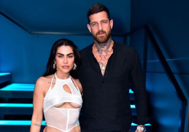 Acompanhada do marido, Cleo aposta em <i>look</i> ousado para aniversário de Flávia Pavanelli