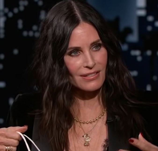 Courteney Cox limpa estrelas da Calçada da Fama de amigas famosas de Hollywood
