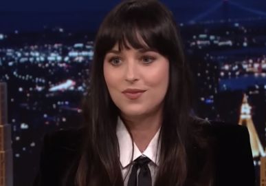Dakota Johnson chega ao Rio de Janeiro para acompanhar Chris Martin em <i>shows</i> do <i>Coldplay </i>