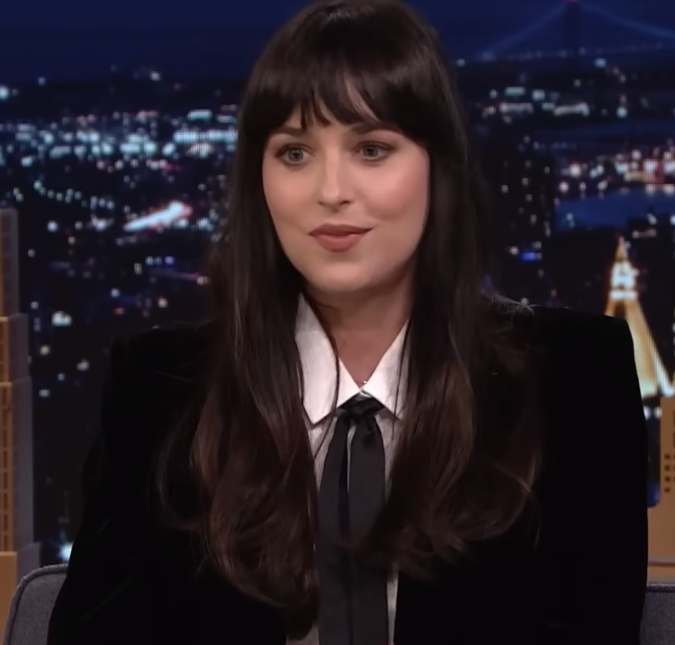 Dakota Johnson chega ao Rio de Janeiro para acompanhar Chris Martin em <i>shows</i> do <i>Coldplay </i>