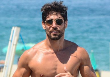 Cara de Sapato deixa polêmicas de lado e ostenta corpão em forma durante corrida na praia