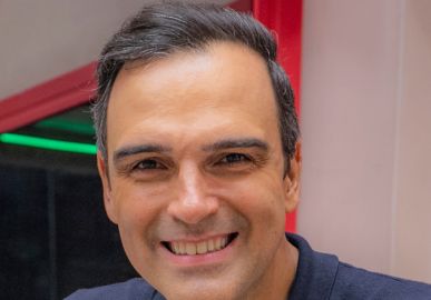 Tadeu Schmidt aceita desafio, faz dancinha e se diverte: <i>- Calando os críticos</i>