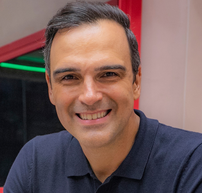 Tadeu Schmidt aceita desafio, faz dancinha e se diverte: <i>- Calando os críticos</i>