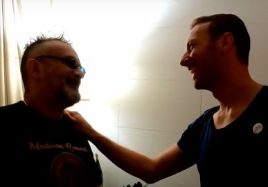 Chris Martin <i>enquadra</i> crítico que disse detestar <i>Coldplay</i>; assista