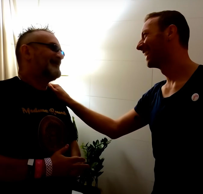 Chris Martin <i>enquadra</i> crítico que disse detestar <i>Coldplay</i>; assista
