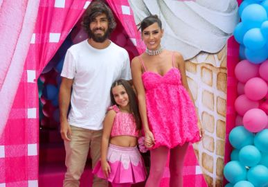 Deborah Secco mostra resultado de mudança de visual de Maria Flor e recebe altas críticas