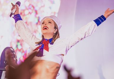 Claudia Leitte a bordo! Cantora se apresenta no <i>Navio da Xuxa</i> vestida de marinheira