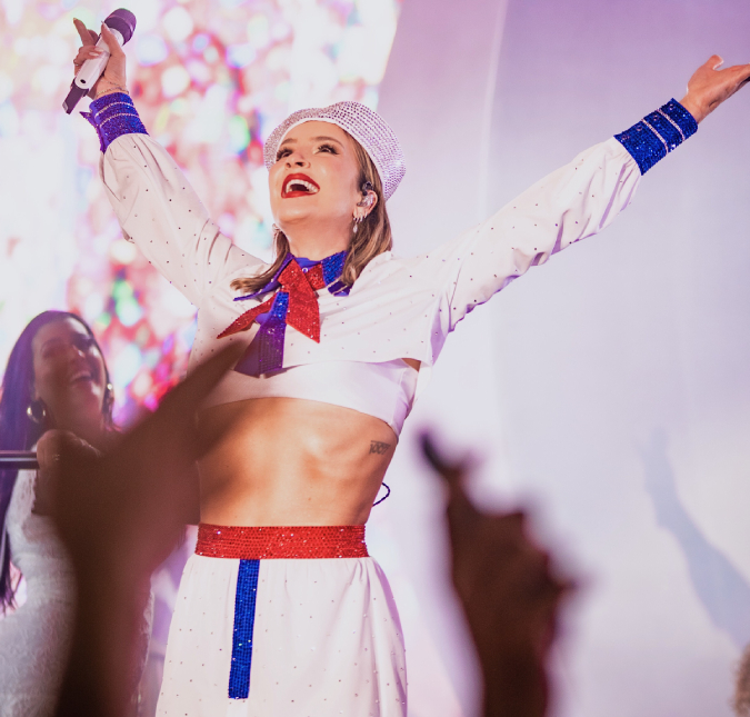 Claudia Leitte a bordo! Cantora se apresenta no <i>Navio da Xuxa</i> vestida de marinheira