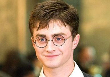 Discreto, Daniel Radcliffe faz rara aparição com a namorada e internautas especulam possível gravidez