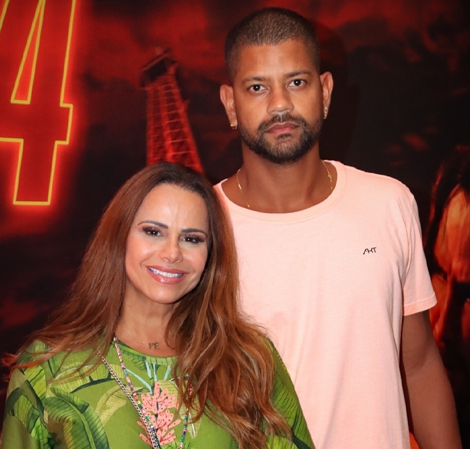 Viviane Araújo comemora chegada dos 48 anos de idade e agradece pela família: <i>Meu maior presente</i>