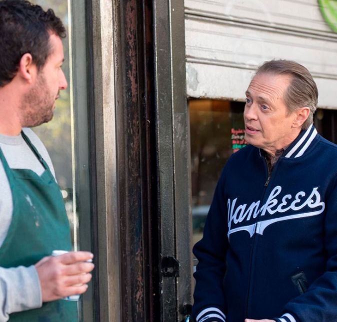 O grande Steve Buscemi também é amigão de Sandler e integrou o elenco dos sucessos Airheads, Billy Madison: Um Herdeiro Bobalhão, Afinado no Amor, Trocando os Pés, A Herança de Mr. Deeds, Eu os Declaro Marido e... Larry e muitos outros longa-metragens. O grande Steve Buscemi também é amigão de Sandler e integrou o elenco dos sucessos Airheads, Billy Madison: Um Herdeiro Bobalhão, Afinado no Amor, Trocando os Pés, A Herança de Mr. Deeds, Eu os Declaro Marido e... Larry e muitos outros longa-metragens.