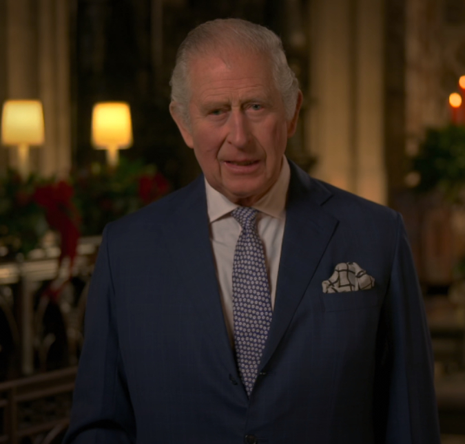 Rei Charles III tem reação engraçada ao receber coroa de papel, veja!