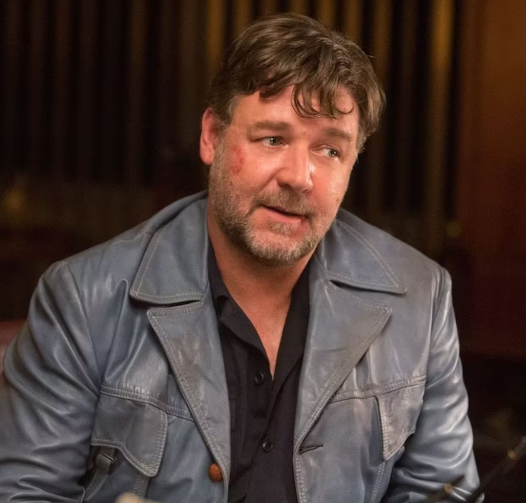 Russel Crowe vive momento traumático ao ter cachorro morto em seus braços após ser atropelado por caminhão