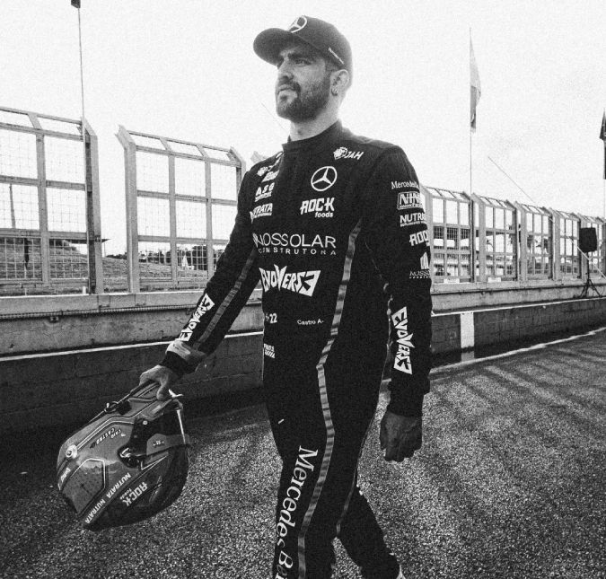 Caio Castro abre o jogo sobre paixão pelo automobilismo: Sempre acompanhei e tinha o sonho de me tornar piloto Atualmente, o ator está se aventurando pela Copa Truck corrida de caminhões