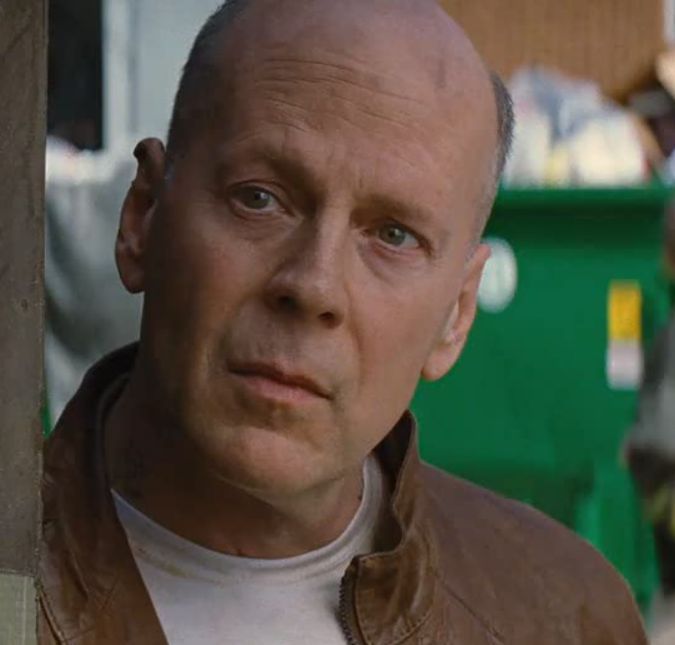 Esposa de Bruce Willis, diagnosticado com demência, resgata momentos do ator com filha de 11 anos de idade No vídeo, a pequena Mabel, de 11 anos de idade, aparece curtindo a companhia do pai