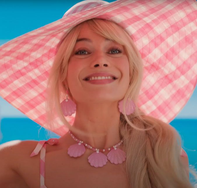 Barbie fica com pé achatado e é presa após bater em agressor em trailer; assista! O filme está programado para estrear no dia 20 de julho