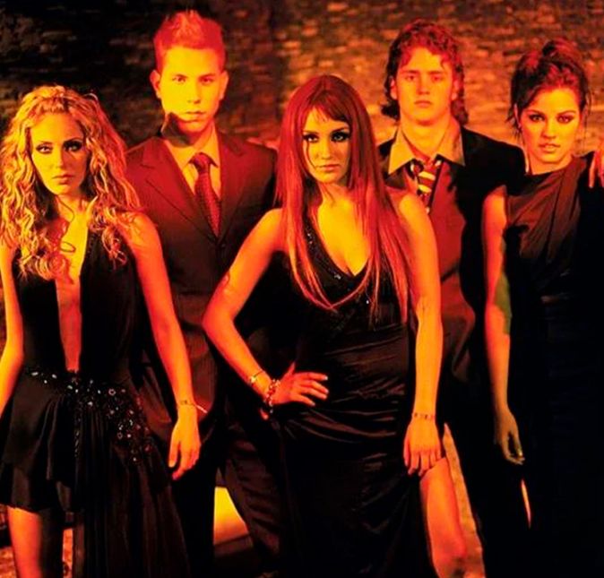 Depois de muito rumores, RBD anunciou a turnê Soy Rebelde 2023. A banda ficou conhecida por conta do sucesso da novela mexicana Rebelde e já passou diversas vezes pelo Brasil. Após 15 anos, eles estão de volta - mas sem Alfonso Herrera. A agenda do grupo é longa e ganhou até datas extras. Anota aí. São Paulo vai ter três apresentações a mais do previsto e o Rio de Janeiro uma. Dessa forma, as datas ficaram assim: no Rio de Janeiro, eles sobem ao palco nos dias 9 e 10 de novembro de 2023, no Engenhão, enquanto em São Paulo, o grupo se apresenta no estádio do Morumbi em 12 e 13 e de novembro, e no Allianz Parque em 16, 17, 18, 19. Depois de muito rumores, RBD anunciou a turnê Soy Rebelde 2023. A banda ficou conhecida por conta do sucesso da novela mexicana Rebelde e já passou diversas vezes pelo Brasil. Após 15 anos, eles estão de volta - mas sem Alfonso Herrera. A agenda do grupo é longa e ganhou até datas extras. Anota aí. São Paulo vai ter três apresentações a mais do previsto e o Rio de Janeiro uma. Dessa forma, as datas ficaram assim: no Rio de Janeiro, eles sobem ao palco nos dias 9 e 10 de novembro de 2023, no Engenhão, enquanto em São Paulo, o grupo se apresenta no estádio do Morumbi em 12 e 13 e de novembro, e no Allianz Parque em 16, 17, 18, 19.
