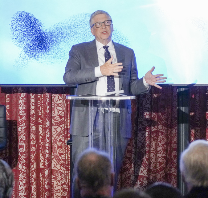 Bill Gates aparece completamente derretido ao posar com a primeira netinha