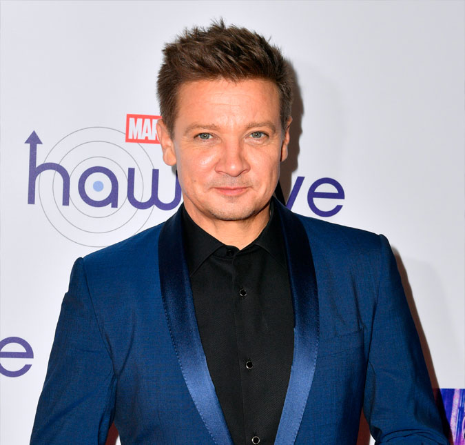 Jeremy Renner usa <i>scooter</i> para curtir parque de diversões com a família