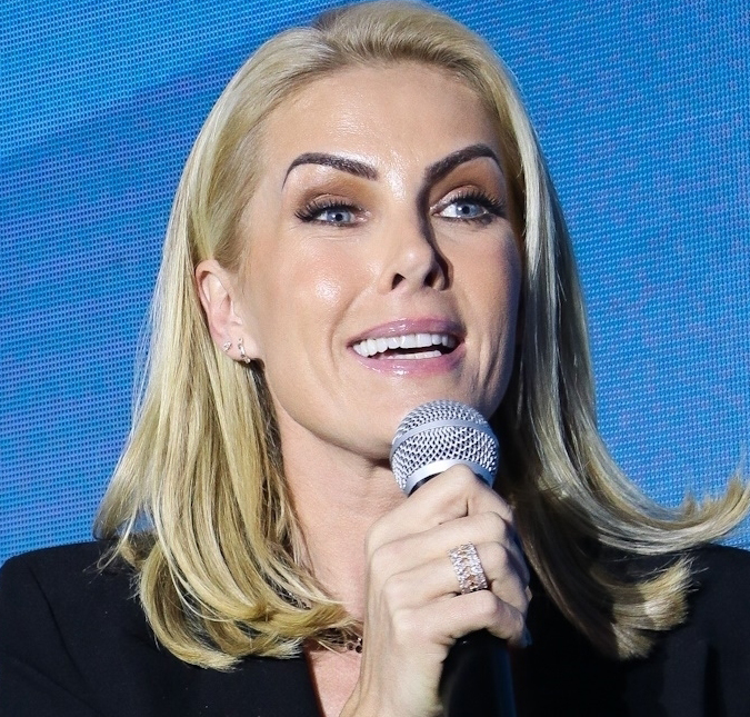 Ana Hickmann retorna às passarelas após oito anos e brinca: <i>Será que eu ainda sei desfilar?</i>