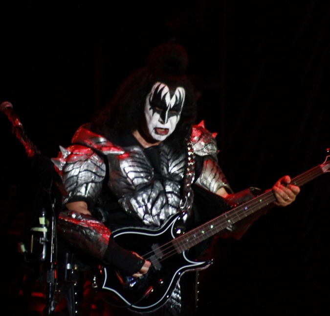 Gene Simmons passa mal e show do KISS em Manaus é interrompido