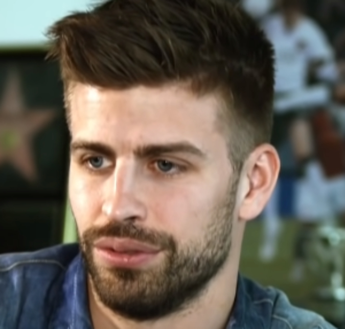 Gerard Piqué não vê buraco e cai de altura de dois metros enquanto autografa camiseta de fã; veja