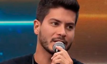Após Maíra Cardi anunciar noivado, Arthur Aguiar se pronuncia sobre mulher misteriosa ao fundo de sua foto
