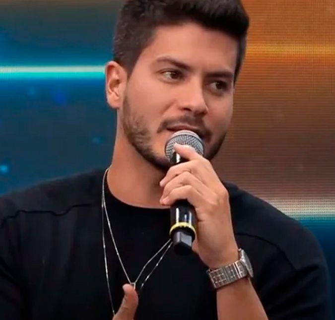 Arthur Aguiar agradece as mensagens de carinho após postar foto de suposta namorada O artista compartilhou um clique de Jheny Santucci e a foto deu o que falar!