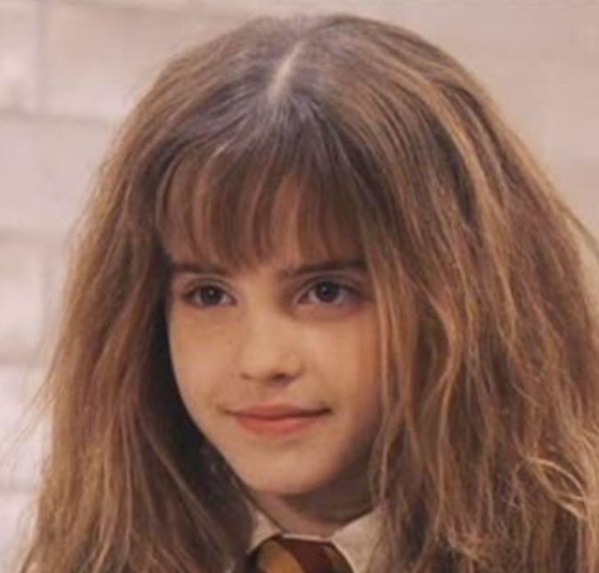 Você deve se lembrar que Hermione Granger era a definição de nerd, né? Sempre mantendo suas notas super altas e sendo a queridinha dos professores. E, sabia que Emma Watson, nascida em 15 de abril de 1990, era igualzinha? Mesmo ao longo das extensas gravações de todos os filmes, a atriz nunca deixou de ser muito aplicada na escola. Ela e todos os outros atores que ainda estavam na idade escolar recebiam aulas particulares no set por cerca de cinco horas diárias, mas, a diferença é que ela sempre queria dar o melhor de si, enquanto os colegas aproveitavam e se divertiam. E claro que não podia deixar passar a oportunidade dos amigos de a zoarem, né? As piadinhas rolavam soltas, mas eles se divertiam. Você deve se lembrar que Hermione Granger era a definição de nerd, né? Sempre mantendo suas notas super altas e sendo a queridinha dos professores. E, sabia que Emma Watson, nascida em 15 de abril de 1990, era igualzinha? Mesmo ao longo das extensas gravações de todos os filmes, a atriz nunca deixou de ser muito aplicada na escola. Ela e todos os outros atores que ainda estavam na idade escolar recebiam aulas particulares no set por cerca de cinco horas diárias, mas, a diferença é que ela sempre queria dar o melhor de si, enquanto os colegas aproveitavam e se divertiam. E claro que não podia deixar passar a oportunidade dos amigos de a zoarem, né? As piadinhas rolavam soltas, mas eles se divertiam.