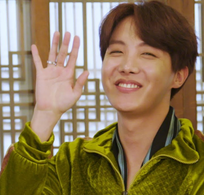 J-Hope, do grupo de <I>K-pop BTS</i>, aparece de cabelo raspado para alistamento militar