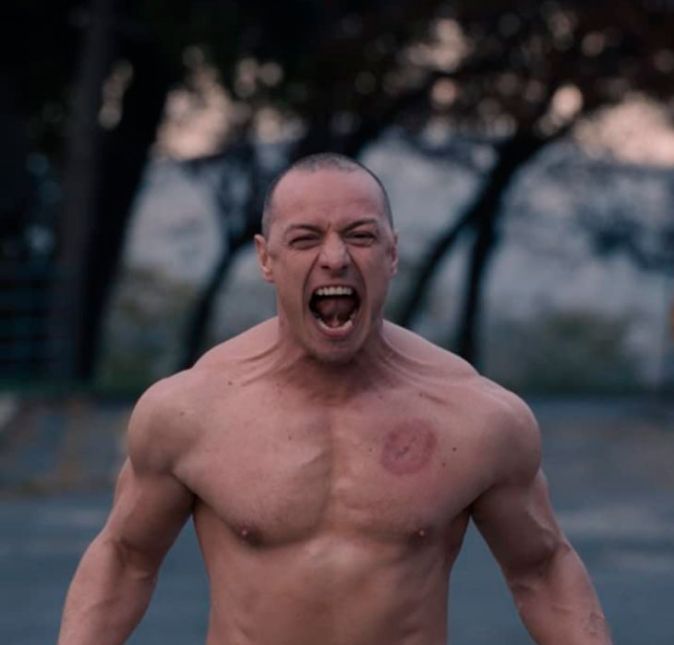 James reviveu o personagem em 2019 no filme Vidro, um suspense que continua a trama de Fragmentado e se conecta à de Corpo Fechado. James reviveu o personagem em 2019 no filme Vidro, um suspense que continua a trama de Fragmentado e se conecta à de Corpo Fechado.