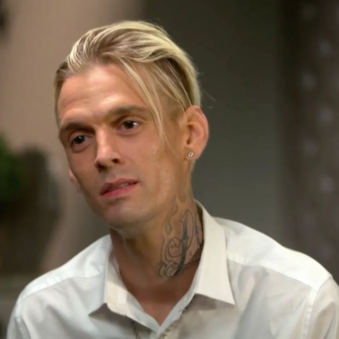 Ex-representante de Aaron Carter revela que tinham duas pessoas na casa do cantor no momento de sua morte