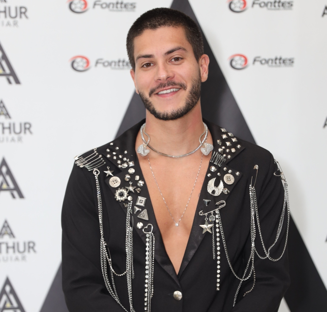 Arthur Aguiar revela que pretende virar piloto de automobilismo: <I>Vou me formar agora</I>