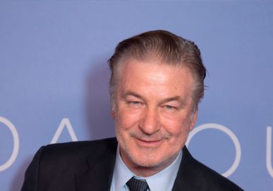 Alec Baldwin embarca em aeroporto para retomar gravações de filme <i>Rust</i> um ano e meio após morte em <i>set</i>