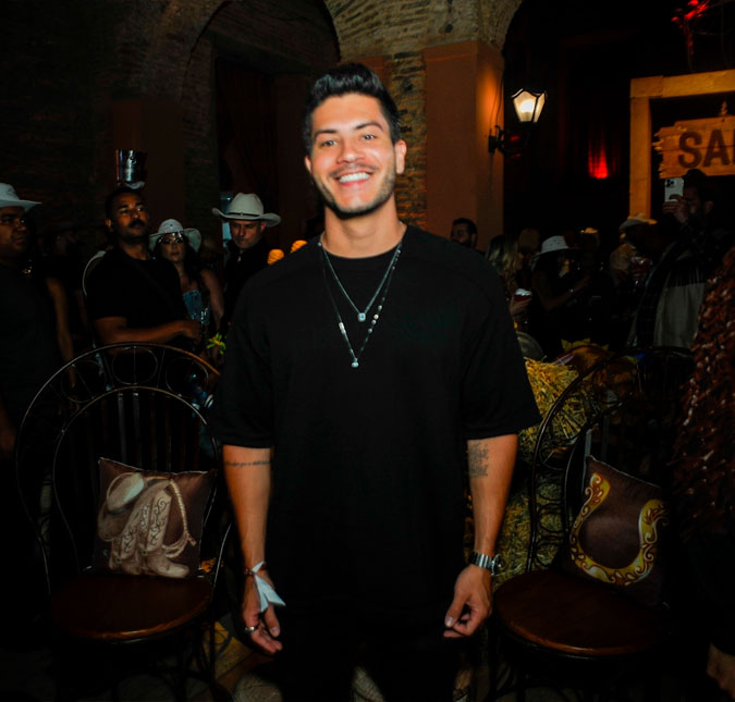 Arthur Aguiar revela que desistiu de novela das nove da <i>TV Globo</i> para fazer <i>Rebelde: - Foi a melhor decisão que eu tomei</i>