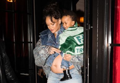 Com barriguinha de grávida à mostra, Rihanna sai com o filho em Paris, na França