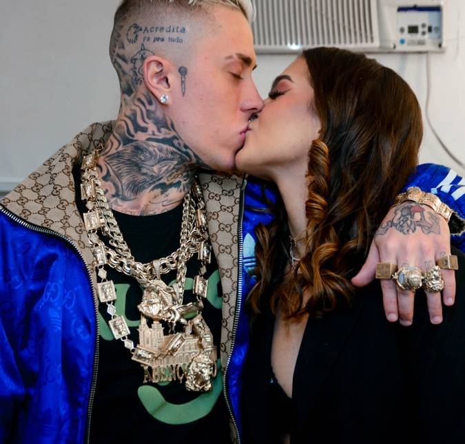O amor está no ar! Mel Maia e MC Daniel são fotografados aos beijos em <i>show</i> do cantor