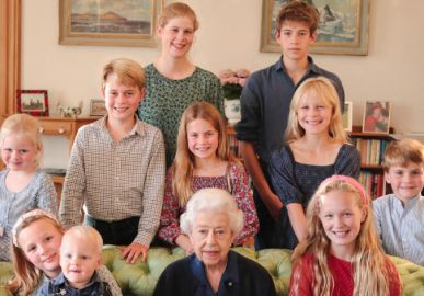Príncipe William e Kate Middleton postam clique inédito de Rainha Elizabeth II para celebrar seu aniversário