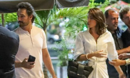 Rodrigo Santoro e Mel Fronckowiak saem para jantar com amigos no Rio de Janeiro