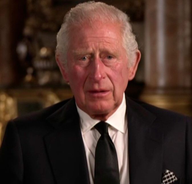 Rei Charles III é um homem de muitas manias - algumas são apenas regalias e outras podem causar algum estranhamento. As maiores curiosidades sobre o monarca estão no livro The King: The Life of Charles III, O Rei: A vida de Charles III, em tradução livre, do escritor e especialista real Christopher Andersen. E é claro que o ESTRELANDO está aqui prontinho pra te contar as melhores, aproveitando que neste sábado, dia 17, os britânicos irão se reunir para acompanhar o Trooping the Colour, evento que celebra mais um ano de vida do Rei Charles III. Caso você seja conhecedor da biografia do monarca deve estar estranhando a data. Pois é, você não está louco. Na verdade, o filho de Rainha Elizabeth II nasceu em 14 de novembro, mas é tradição no Reino Unido comemorar o aniversário de seus reis e rainhas no verão, por isso a data pode ser celebrada até duas vezes ao ano! Além dessa curiosidade, você sabia que o rei tem seu próprio assento de vaso sanitário personalizado? O item faz parte de uma mala essencial que é levada para todos os lugares que são visitados pelo monarca. A informação foi dada durante uma entrevista do escritor para o Entertainment Tonight. Ficou curioso para saber mais sobre Charles? Continue por aqui! Rei Charles III é um homem de muitas manias - algumas são apenas regalias e outras podem causar algum estranhamento. As maiores curiosidades sobre o monarca estão no livro The King: The Life of Charles III, O Rei: A vida de Charles III, em tradução livre, do escritor e especialista real Christopher Andersen. E é claro que o ESTRELANDO está aqui prontinho pra te contar as melhores, aproveitando que neste sábado, dia 17, os britânicos irão se reunir para acompanhar o Trooping the Colour, evento que celebra mais um ano de vida do Rei Charles III. Caso você seja conhecedor da biografia do monarca deve estar estranhando a data. Pois é, você não está louco. Na verdade, o filho de Rainha Elizabeth II nasceu em 14 de novembro, mas é tradição no Reino Unido comemorar o aniversário de seus reis e rainhas no verão, por isso a data pode ser celebrada até duas vezes ao ano! Além dessa curiosidade, você sabia que o rei tem seu próprio assento de vaso sanitário personalizado? O item faz parte de uma mala essencial que é levada para todos os lugares que são visitados pelo monarca. A informação foi dada durante uma entrevista do escritor para o Entertainment Tonight. Ficou curioso para saber mais sobre Charles? Continue por aqui!